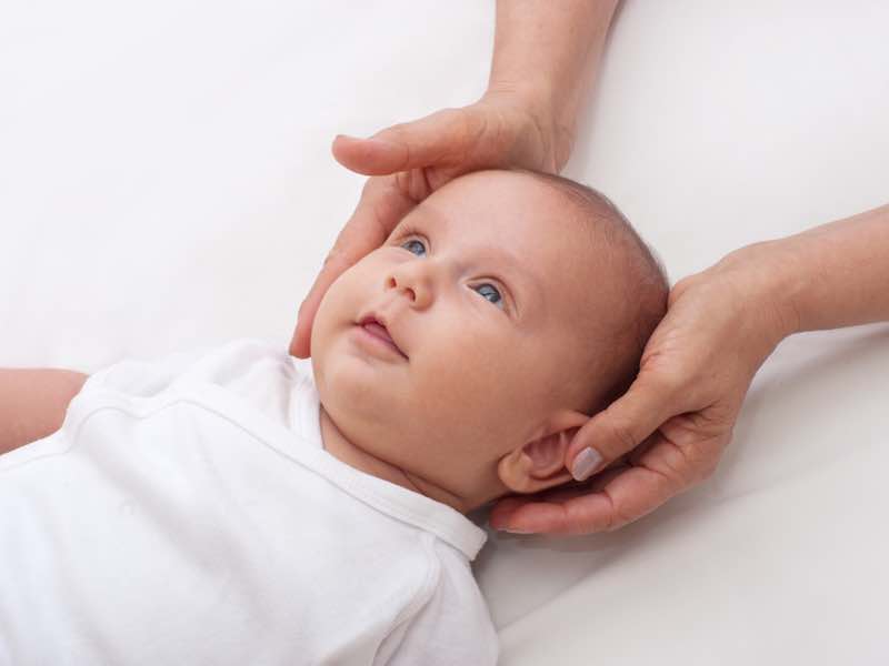 Bébé lors d'une séance d'ostéopathie